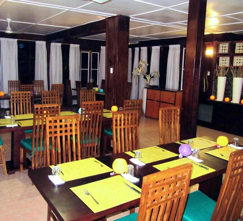 Raintree Lodge بورت مورسبي المظهر الخارجي الصورة